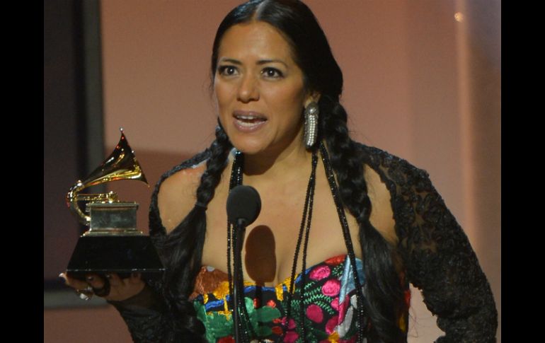 Lila Downs ofrece un discurso luego de ganar el Grammy en la categoría de música regional mexicana. AFP /