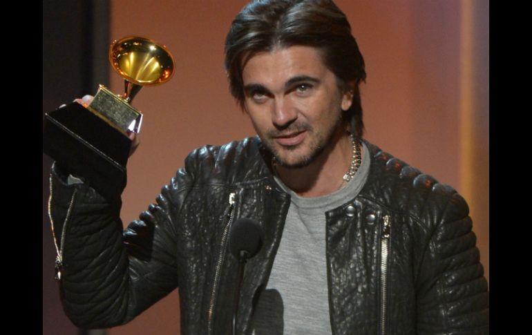 Juanes se llevó el galardón en la categoría de álbum pop latino por su disco acústico. AFP /