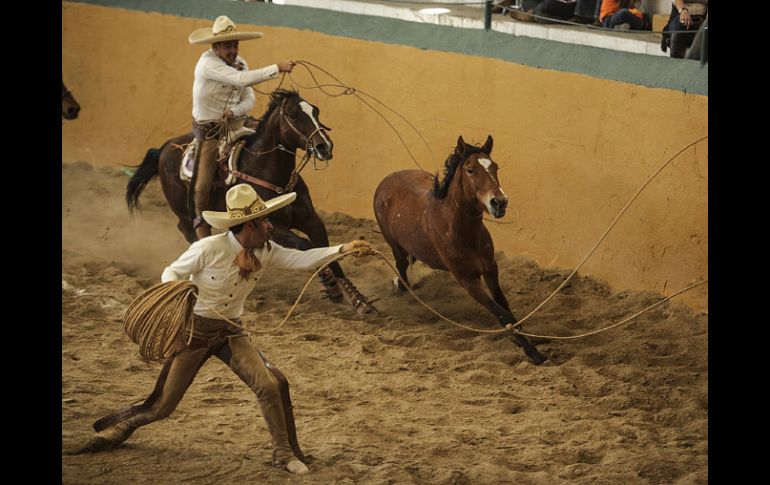 Acción de la charreada de este domingo en el lienzo de Charros de Jalisco.  /