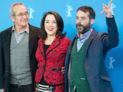 Sergio Hernández y Paulina García con el director Sebastián Lelio posan para la prensa, presentan la película ''Gloria''. EFE /