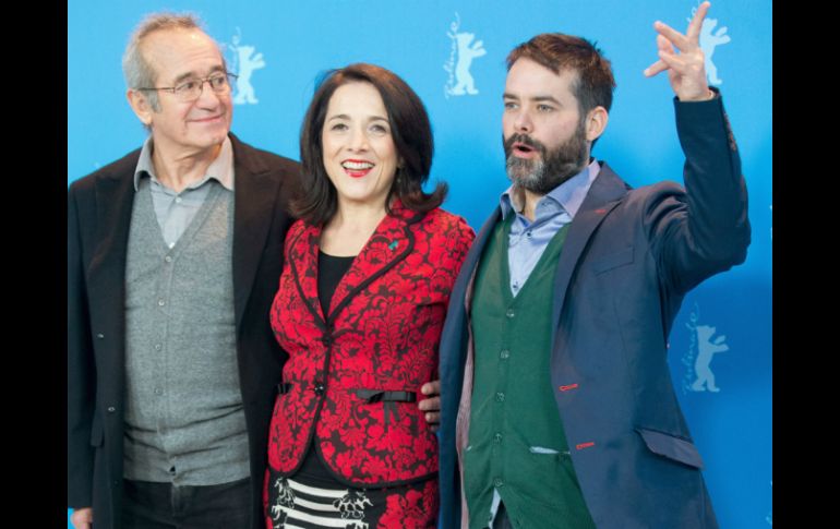 Sergio Hernández y Paulina García con el director Sebastián Lelio posan para la prensa, presentan la película ''Gloria''. EFE /