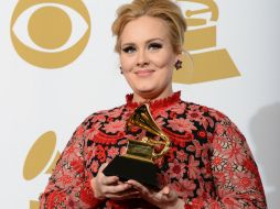 Adele sorprendió con un vestido prinaveral en color rojo. AFP /