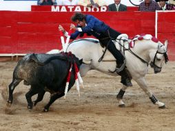 Pablo Hermoso coloca las banderillas a 'Chapatín'.  /