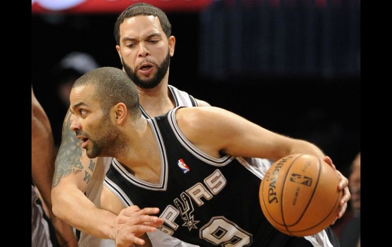 Tony Parker (9) y los Spurs cosechan triunfos y siguen con la mejor marca en la Conferencia Oeste. AP /