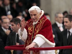 Un ejemplo adecuado sería ''El mundo en 'shock' tras renuncia del Papa Benedicto XVI'' EFE /