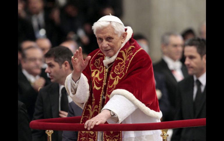 Un ejemplo adecuado sería ''El mundo en 'shock' tras renuncia del Papa Benedicto XVI'' EFE /