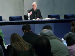 El portavoz vaticano, Federico Lombardi (c), da una rueda de prensa tras el anuncio de renuncia del Papa Benedicto XVI. EFE /