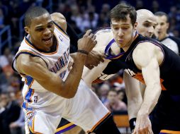 Westbrook (izq) y el Thunder están bien afianzados en la División Noroeste. AP /