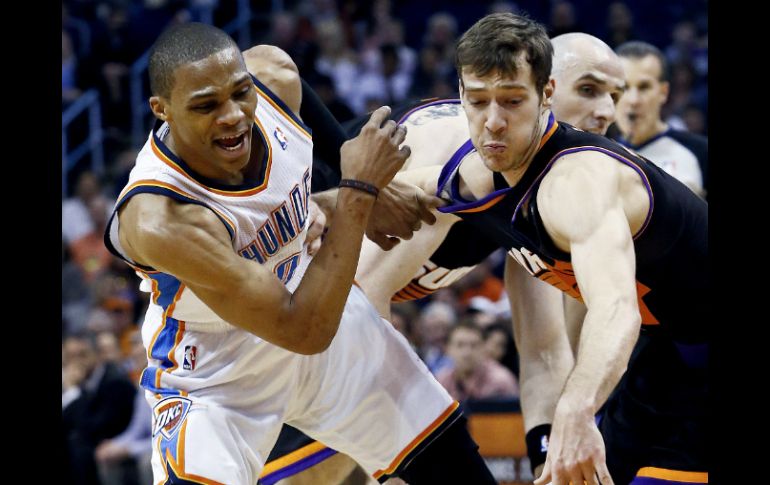 Westbrook (izq) y el Thunder están bien afianzados en la División Noroeste. AP /