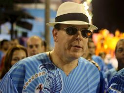 Alberto de Mónaco, con la camiseta azul de la escuela de samba de Portela. EFE /