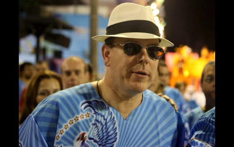 Alberto de Mónaco, con la camiseta azul de la escuela de samba de Portela. EFE /