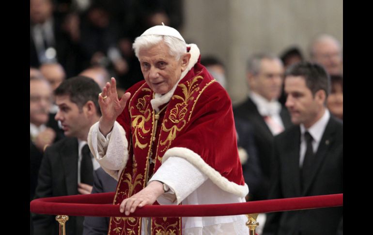 Ratzinger fue ordenado sacerdote el 29 de junio de 1951, obtuvo el doctorado en teología y fue habilitado a la docencia. EFE /