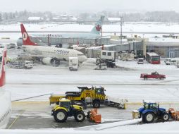 A pesar del trabajo de las máquinas, la nieve sigue cayendo. EFE /