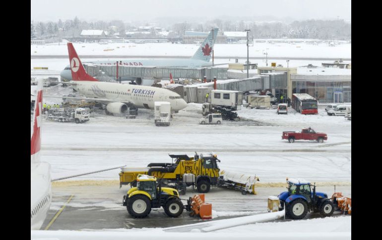 A pesar del trabajo de las máquinas, la nieve sigue cayendo. EFE /