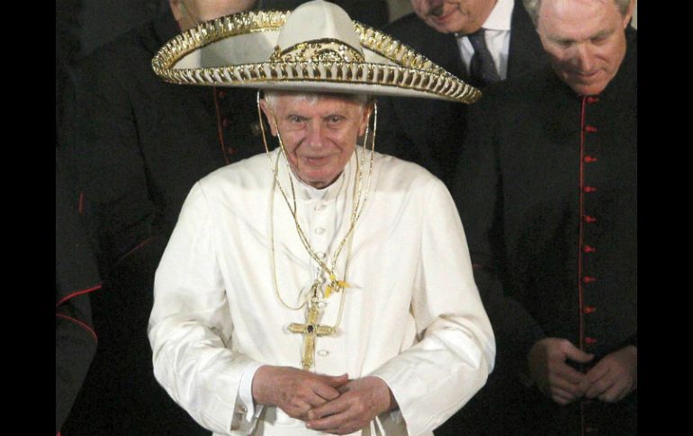 Fotografía de archivo del 25 de marzo de 2012 tomada en León del Papa Benedicto XVI, con un sombrero típico mexicano. EFE /