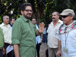 Negociadores de las FARC hablan con periodistas luego de finalizar un nuevo ciclo en las negociaciones. EFE /