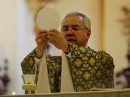 El cardenal Robles durante la misa dominical de ayer. ARCHIVO /