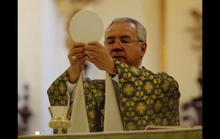 El cardenal Robles durante la misa dominical de ayer. ARCHIVO /