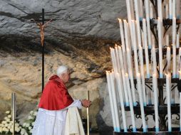 Fotografía que muestra al Papa rezando en el Santuario de Lourdes, en 2008. AFP /