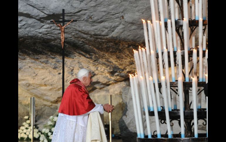 Fotografía que muestra al Papa rezando en el Santuario de Lourdes, en 2008. AFP /