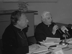 Joseph Ratzinger durante una visita a Guadalajara en mayo de 1996. Lo acompaña el entonces arzobispo de Guadalajara, Juan Sandoval. ARCHIVO /