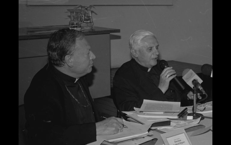 Joseph Ratzinger durante una visita a Guadalajara en mayo de 1996. Lo acompaña el entonces arzobispo de Guadalajara, Juan Sandoval. ARCHIVO /