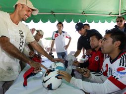 Luego de la inauguración, algunos jugadores dieron autógrafos y regalaron cerca de 200 playeras y otros artículos. EFE /