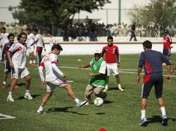 Los jugadores de Chivas estrenaron la cancha jugando una ''cascarita'' con la selección interna.  /