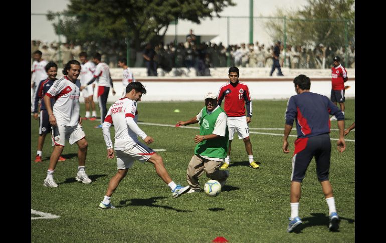 Los jugadores de Chivas estrenaron la cancha jugando una ''cascarita'' con la selección interna.  /