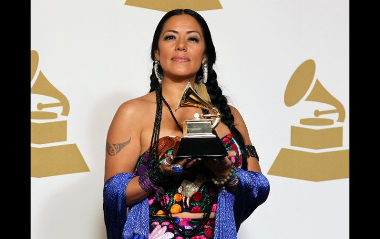 Lila Downs dice que la responsabilidad con su público es mayor tras ganar el Gramm. AP /