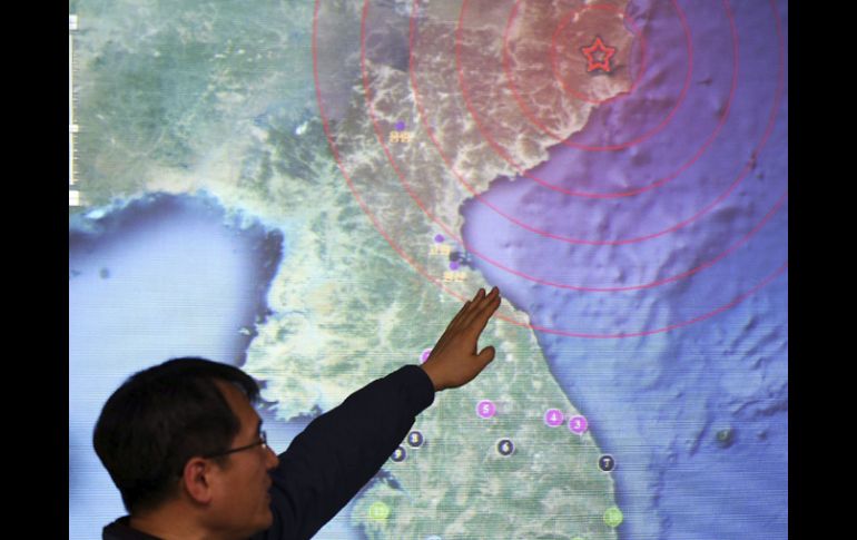 Un trabajador señala la región de Kilju en Corea del Norte, donde se ha producido el tercer ensayo nuclear que provocó un sismo. EFE /