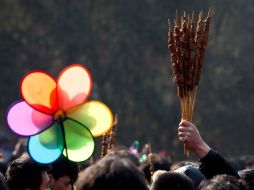 Un vendedor ofrece sus palitos barbecue durante las celebraciones del año nuevo chino. AP /