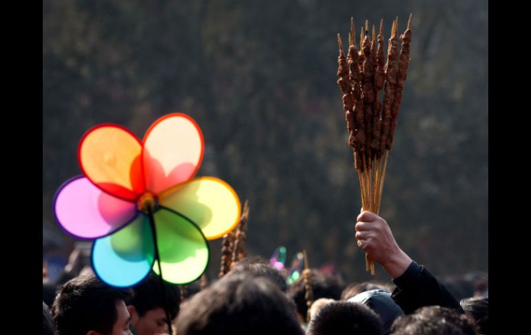 Un vendedor ofrece sus palitos barbecue durante las celebraciones del año nuevo chino. AP /