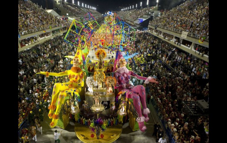 Las escuelas de samba se preparan durante todo el año para ser la mejor de todas. AFP /