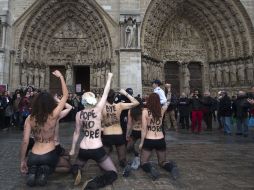 Las feministras gritaron consignas como ''No más Papa'', ''No homofobia'', ''Crisis de la fe'' y ''Bye bye Benedicto!''. AFP /