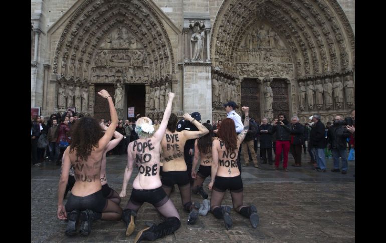 Las feministras gritaron consignas como ''No más Papa'', ''No homofobia'', ''Crisis de la fe'' y ''Bye bye Benedicto!''. AFP /