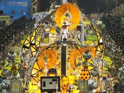 Una carroza de 30 metros de largo y 10 de altura, para un carnaval en grande. AFP /