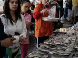 Mercado del mar. Desde carpas de 25 pesos kilogramo, hasta los productos de lujo como salmón importado. ARCHIVO /