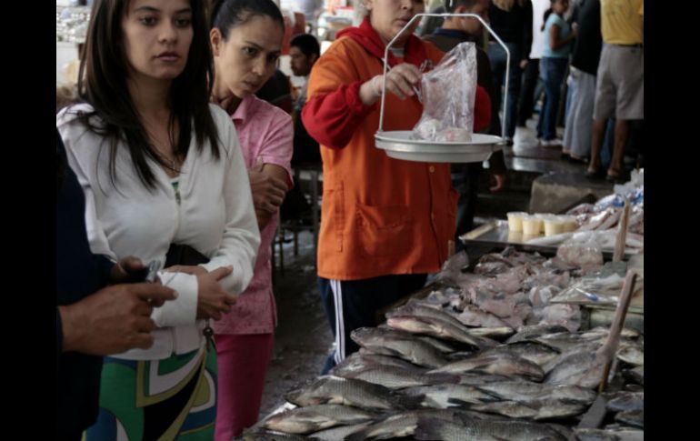 Mercado del mar. Desde carpas de 25 pesos kilogramo, hasta los productos de lujo como salmón importado. ARCHIVO /