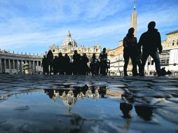 Un día calmo. Turistas y ciudadanos caminan en la Plaza de San Pedro, en El Vaticano. AFP /