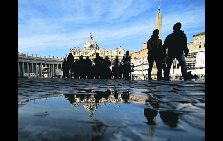 Un día calmo. Turistas y ciudadanos caminan en la Plaza de San Pedro, en El Vaticano. AFP /