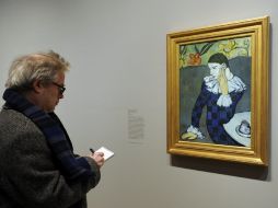 Un asistente al pase de prensa contempla el cuadro ''Arlequín sentado'' punto de referencia de la ''época azul'' de Picasso. EFE /