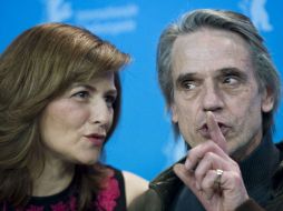 El actor bromea con su compañera de reparto, la alemana Martina Gedek. AFP /