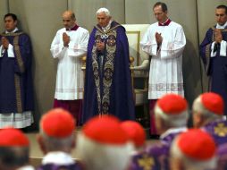 El Papa Benedicto XVI oficia la misa del Miércoles de Ceniza en la basílica de San Pedro del Vaticano. EFE /