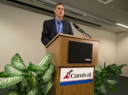 Gerry Cahill, presidente y director ejecutivo de Carnival Cruise, se disculpa en rueda de prensa. AP /