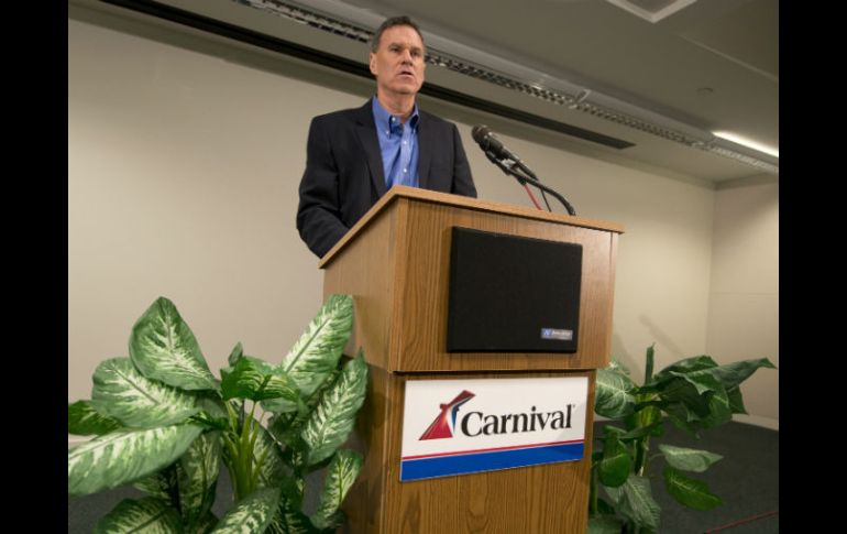 Gerry Cahill, presidente y director ejecutivo de Carnival Cruise, se disculpa en rueda de prensa. AP /