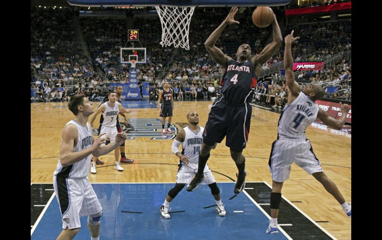 Acción del partido entre Atlanta y Orlando de la NBA. AP /