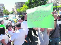 El organizador de la manifestación, Raúl Muñoz, atribuye el fallecimiento de 316 personas a la contaminación del río. EL INFORMADOR /