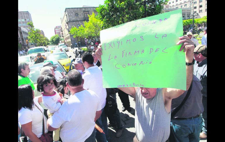 El organizador de la manifestación, Raúl Muñoz, atribuye el fallecimiento de 316 personas a la contaminación del río. EL INFORMADOR /