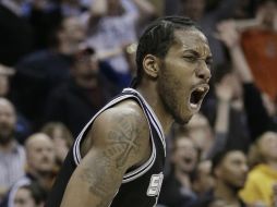 Kawhi Leonard reacciona así tras anotar la canasta de la victoria. AP /